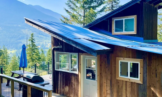 Balfour Cabin | *ROBIN’S NEST* TINY CHALET HOME Spectacular mountain views surrounded by nature