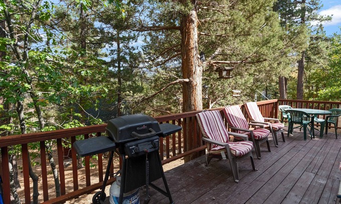 Big Bear Lake Cabin | Robins Nest - Walk to Slopes, Hot Tub, Deck, BBQ