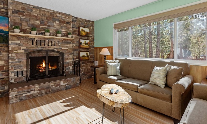 The Village Cabin | Robinson's Roost - Walk to Lake & Village, Arcade Game, Fireplace, Deck, Barbecue