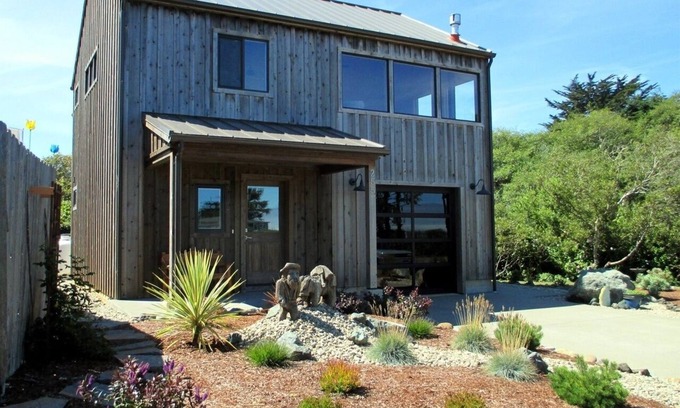 Bandon House | Rock Garden: 30-day rental with ocean view, up from Old Town Bandon waterfront