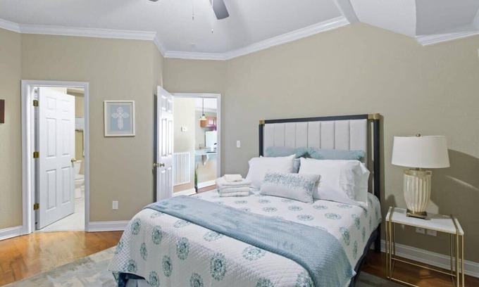 Red Bank House | Rock House with free wifi, parking, & cozy space!