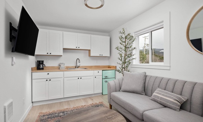 Manzanita Condo | Rockaway Location, Ocean View, *Pet Friendly*, Newly Remodeled, Walk to Beach and Downtown, Unit 10