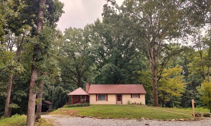Clarkesville Cottage | Rockford Ranch Retreat w/Stocked Pond Dog Friendly!