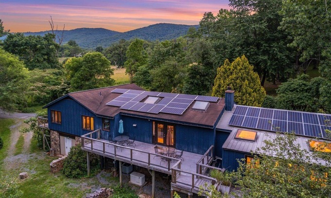 Afton House | Rockwell Ridge Inn: Walk to Veritas!