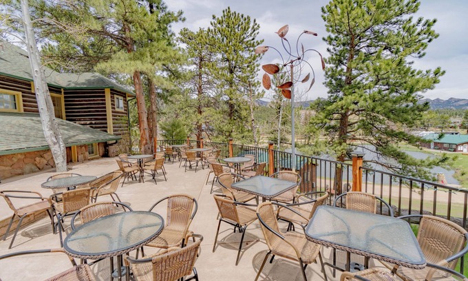 Estes Park Cabin | Rocky Creek Lodge, Sleeps 30, Gatherings Welcomen