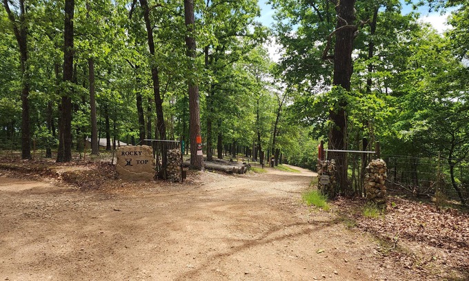 Eureka Springs Apartment | Rocky Top Garage Apartment on Beaver Lake