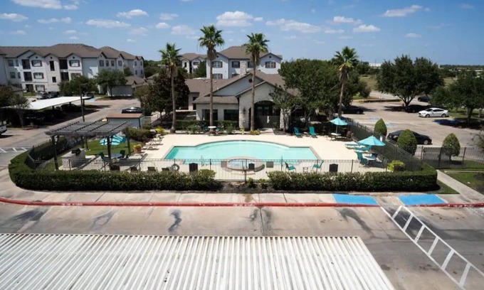 Central Southwest Apartment | Rodeo 15 Min to NRG Luxury Decor Pool View