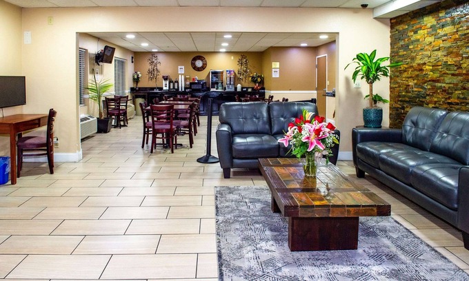 Rustic Hills Hotel | Rodeway Inn Central Colorado Springs