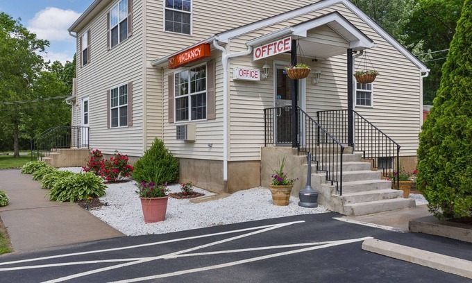 Milford Hotel | Rodeway Inn Milford - I-84