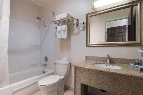 Cedar Hills Hotel | Rodeway Inn & Suites Portland West - Beaverton