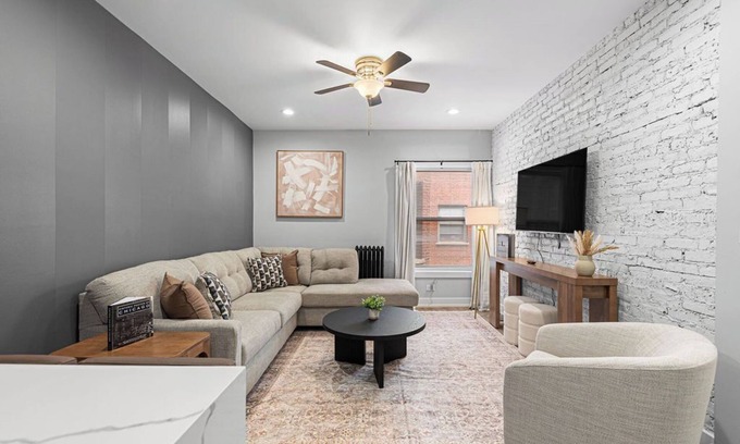 South Evanston Apartment | Rogers Park Retreat 3BR +Parking, Near Evanston