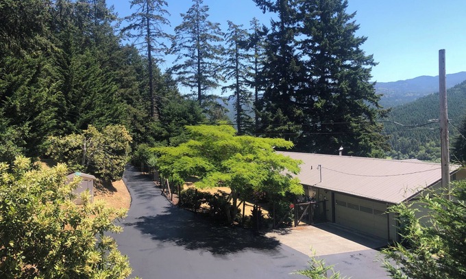 Gold Beach House | Rogue River Delight - 3 bd/2 ba River View Home
