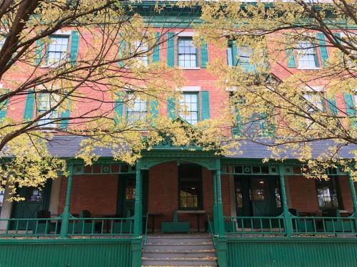 Lansing Hotel | Rogues Harbor Inn