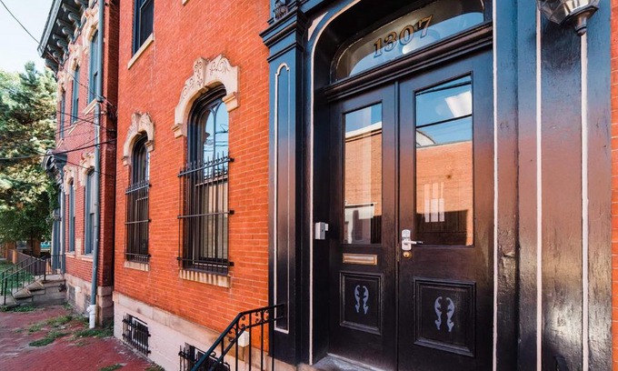 Manchester Apartment | ROKU TVs - Washer & Dryer - QueenBeds - GroupStay