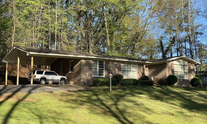 Northport House | Roll Tide! Game day University of Alabama visit, work or business. 3 BR & 2 BA.