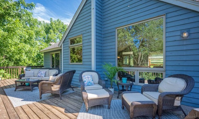 The Galena Territory House | Rolling Hills Retreat