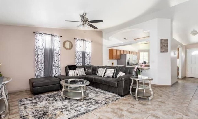 Greenacres House | Rollingbay · Luxurious 4BR Getaway with Pool Table & 70” TV