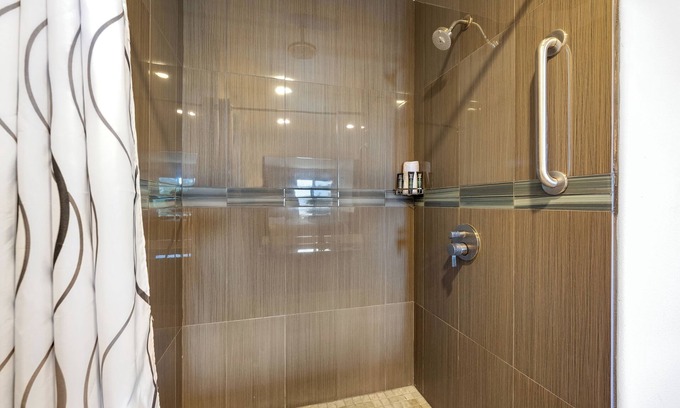 Bodega Bay Hotel | Roman Spa Room - Heart Shape Jacuzzi + Fireplace