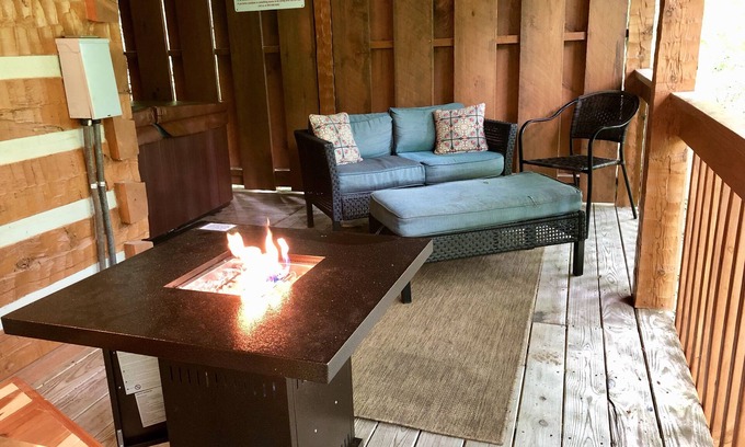 Townsend Cabin | Romance abounds!♥Hot Tub♥Whirlpool Bath♥Comm Pool♥Fire Table