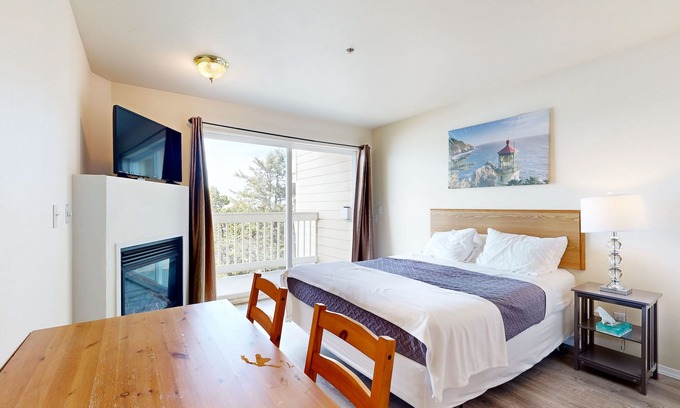 Lincoln City Apartment | Romance awaits with ocean views & sandy shores at this dog-friendly studio