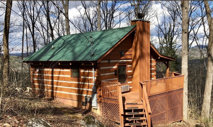 Townsend Cabin | Romance, Hot Tub, Firepit, Secluded, Whirlpool Bath, Fireplace - Pipers Place