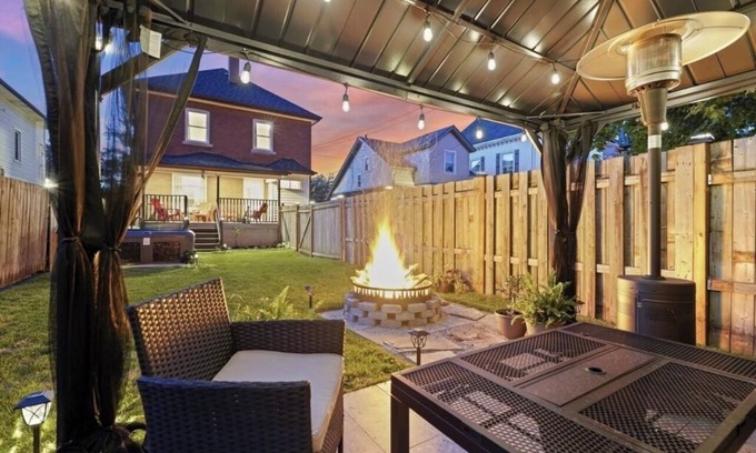 Niagara Falls House | Romance, Reunion, Family Getaway, Bridal Shower or Retreat with Hot Tub