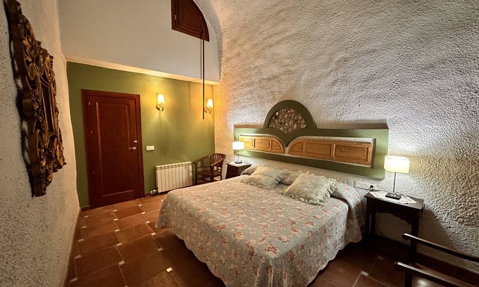 Benalua de Guadix Apartment | Romantic 1 bedroom cave for couples
