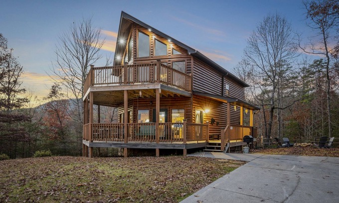 Sevierville Cabin | Romantic 2BR Sevierville Escape w/Fire Pit & BBQ