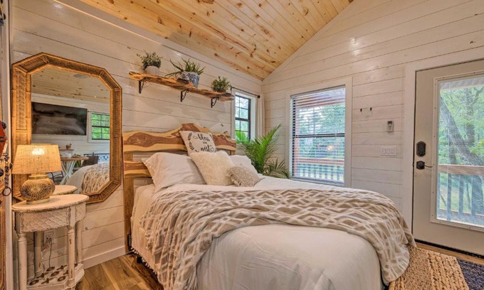 Broken Bow Apartment | Romantic Broken Bow Cabin with Jacuzzi and Fire Pit!