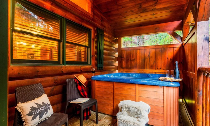 Hemlock Hills Cabin | Romantic Cabin ❤ Private Hot Tub 🐻 Pool Table 🏔 Heart-shaped Jacuzzi🍁