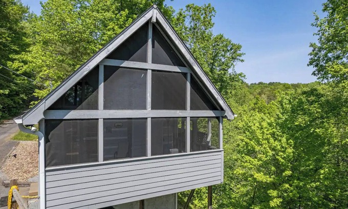 Gatlinburg - Pigeon Forge Cabin | Romantic Cabin w/HOT TUB & Views! Close to TOWN!