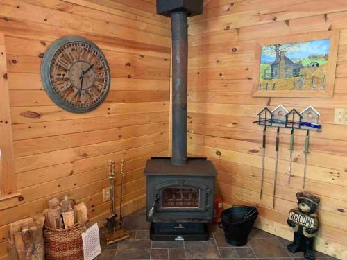 Roan Mountain Ski Chalet | Romantic Chalet w/Hot Tub close to Roan Mountain