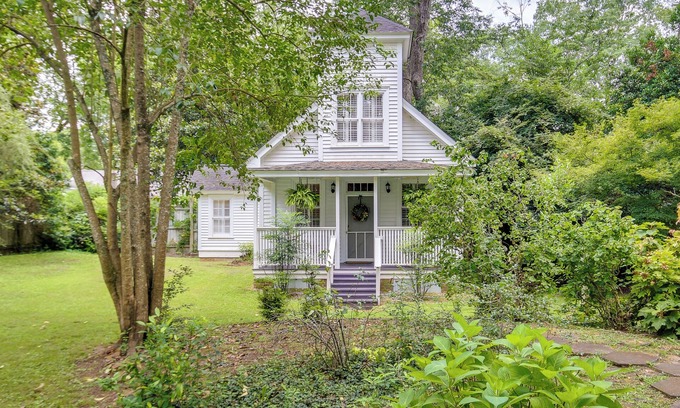 Washington Apartment | Romantic Cottage in Washington Historic District