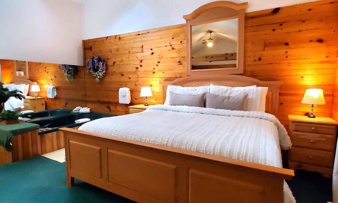 Eureka Springs Cabin | Romantic, country cabin for two with oversize jetted tub