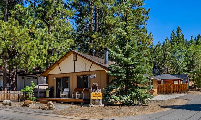 Big Bear Lake Cabin | Romantic Couple's Retreat steps from Village, Kid-Friendly, Fireplace, WiFi