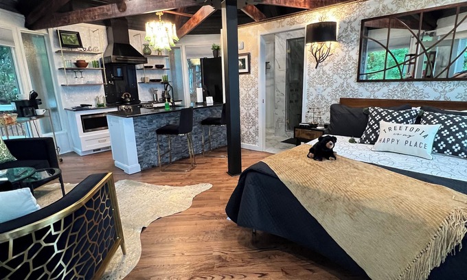Big Canoe Cabin | Romantic Couples Cabin in Big Canoe, Lake & Mountain View, Hot Tub, Gas Logs