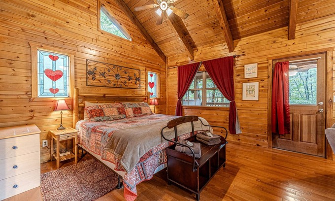 Helen Cabin | Romantic Getaway Cozy Cabin | 1BR 1BA | Hot Tub | Jacuzzi | Pet Friendly