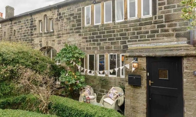 Wadsworth Cottage | Romantic getaway. Old Town, Hebden Bridge.