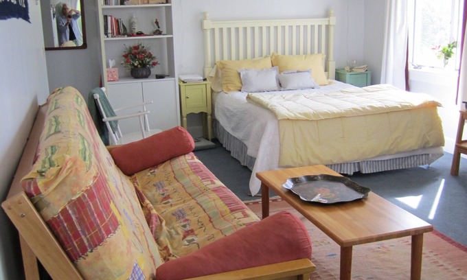 Edgecomb Apartment | Romantic Harbourside Studio apartment @ water's edge - open all year 'round