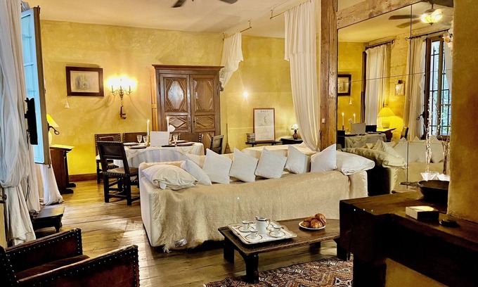 Saint-Victor Apartment | Romantic Ile St. Louis