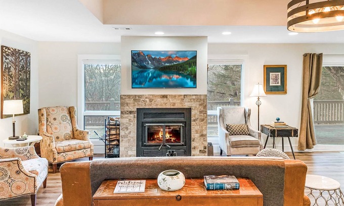 Rogers House | Romantic Lake Cottage Retreat: Relax & Rewind