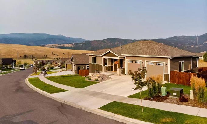 Missoula House | romantic landscape for the family