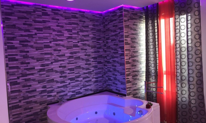 Algeciras Apartment | Romantic loft with JACUZZI