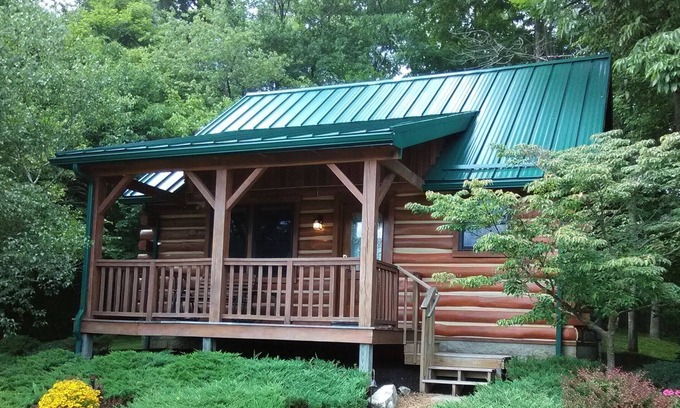 Stockwell Cabin | Romantic log cabin getaway--45 min NW of Indianapolis
