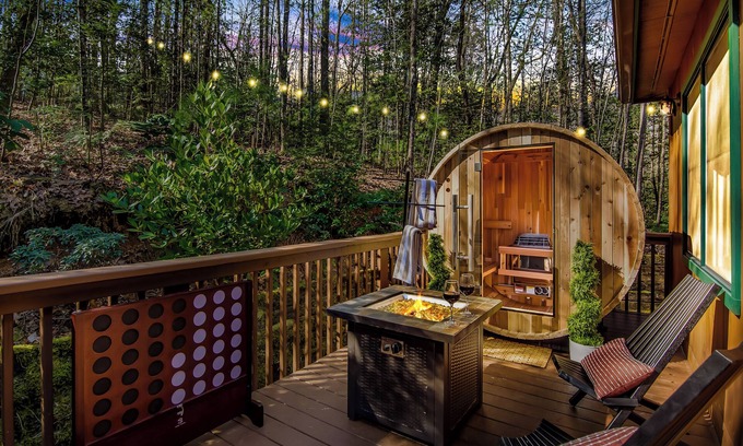 Cashes Valley Cabin | Romantic Mountain Retreat I Hot Tub I Sauna I Fire pit I Art Studio