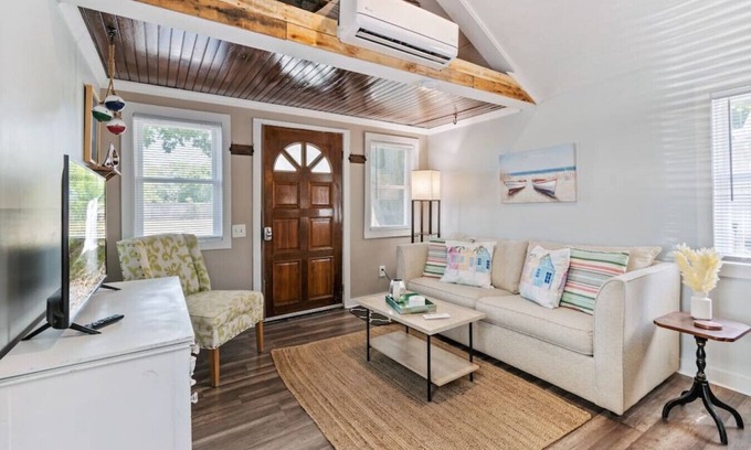 Sea Breeze House | Romantic Nautical Hideaway!