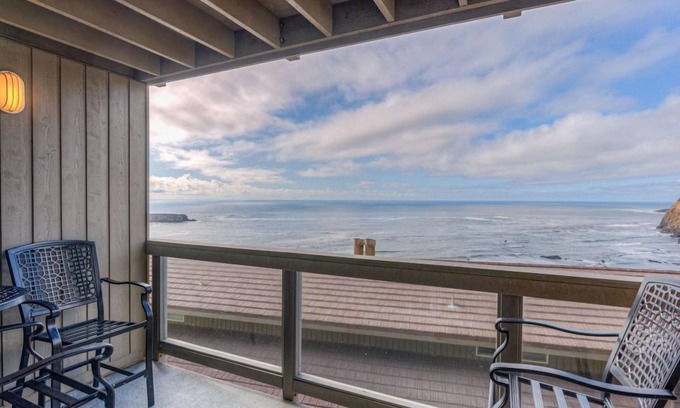 Otter Rock Apartment | Romantic Ocean-View Suite with King Bed