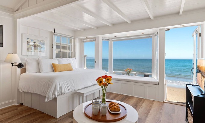 Montecito Apartment | Romantic Oceanfront Studio With Private Deck | Right On The Sand!