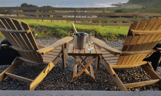 Margate Old Town Cabin | Romantic Pod, Sea view, King-size bed, Walk to the beach & harbour