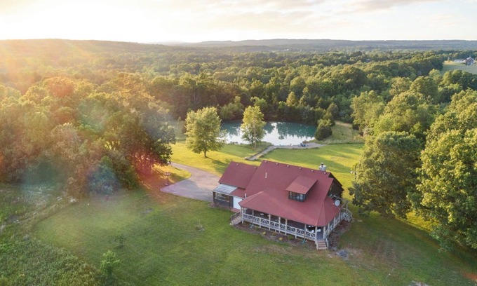 Farmington House | Romantic renovated country cabin with views